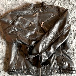 Absolutely hot 🔥🔥 jacket! So cute with leggings or jeans and booties!